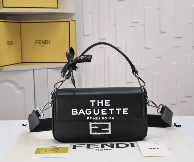 型号8951Fendi 火爆经典baguette 原材料采用帆布高级工艺打造 整只包双ff立体刺绣质感无敌 配有可拆卸和baguette字样肩带 宽肩带设计和翻