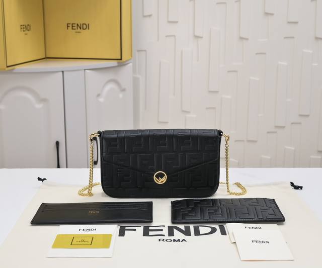 配盒子 Fendi 小三件套几何图形翻盖迷你手袋 按扣开合 可拆卸链式肩带 内衬配有平口袋 包面采用标志性棕色皮革印有黑色凸纹ff印花材质 附二个可拆卸下来单独