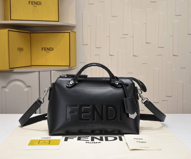 Fendi By The Way 波士顿手提袋意大利小皮制作 简约风烫印字母图案 搭配双手柄和长肩带 手提或单肩 内里宽敞带中隔层 Size 28Cm 型号89