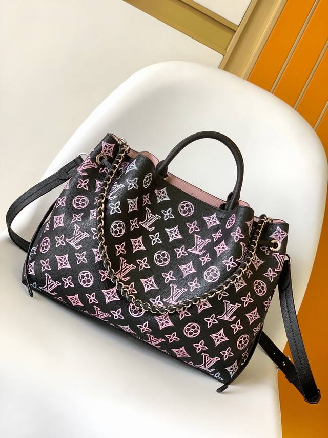 顶级原单m21107 本款 Bella Tote 手袋取材镂花穿孔牛皮革 以渐变色彩烘托 Monogram 图案 舒软充裕的空间可收纳出行所需 搭配顶部皮革手柄