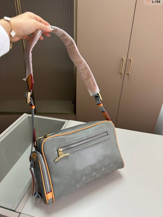 Louisvuitton 路易威登lv Alpha 限量镭射银色斜挎包相机包 采用原厂面料材质 高端货l-154尺寸30.10.20