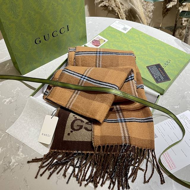 原单 加绒 专柜礼盒+手提袋 全套包装 Gucci 双面 围巾真材实料 这款围巾适用于春 秋 冬 当作披肩超好看 提亮肤色 上身效果气场非常强大手感柔软成色有质