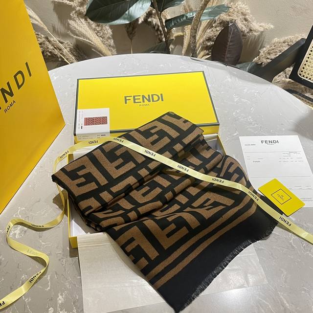 原单 加绒 专柜礼盒+手提袋 全套包装 Fendi 双面 围巾真材实料 这款围巾适用于春 秋 冬 当作披肩超好看 提亮肤色 上身效果气场非常强大手感柔软成色有质