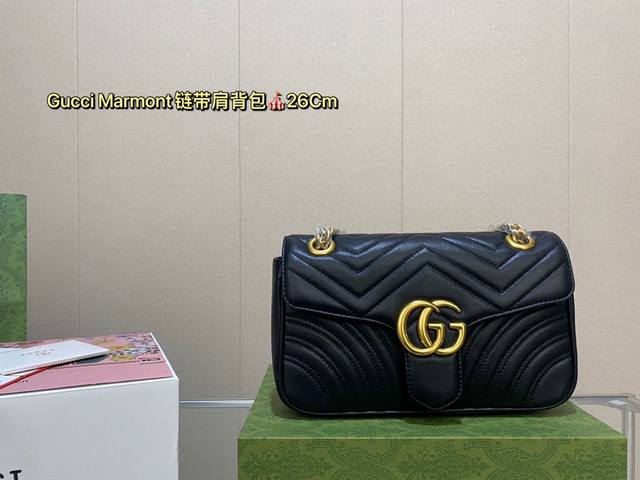 Gucci Marmont链带肩背包采用颇具结构感的柔软造型和超大号翻盖封口配以双 G 金属配件可滑动链条肩带有多种背法 可在肩背和手提之间自由转换采用波浪纹绗