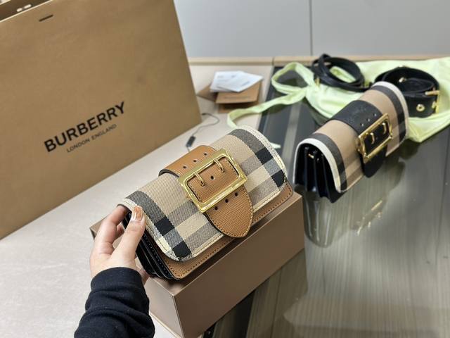 配盒 尺寸 19.5*10*8Cm Burberry 巴宝莉 原单货 搭配双肩带 一宽一细 臻选考究的马勒牛皮配原厂帆布精制而成 超级讲究哦