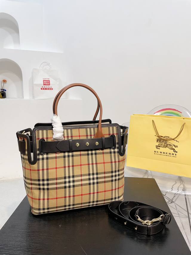 Size:33 29 Burberry 巴宝莉帆布托特购物袋 B家最新爆款 三粒铆钉装饰 优雅 朴素 庄重而不失雅致 休闲装 风衣都能搭 炒鸡实用且越背越好看