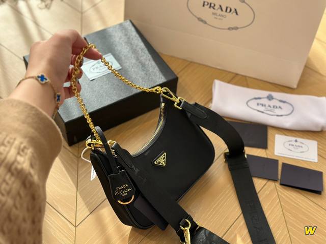 配盒 Prada Hobo Combo 今年的新款hobo Bag 有可调节长度的 尼龙刺绣logo肩带 +链子 五金采用原版白钢 不褪色 解锁更多搭配 超精致