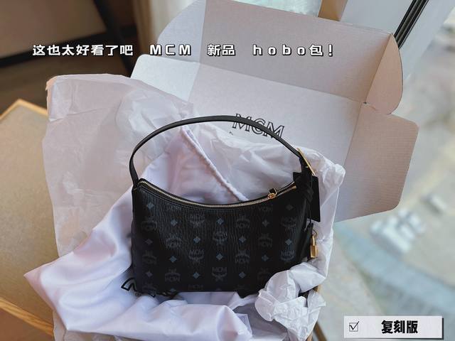 配盒 Size 27*15Cm 这也太好看了吧 Mcm 新品 Hobo包 牛角包 Mcm 的新品牛角 真的是今年的王炸款 有两根肩带 多种背法 最主要的是送的那