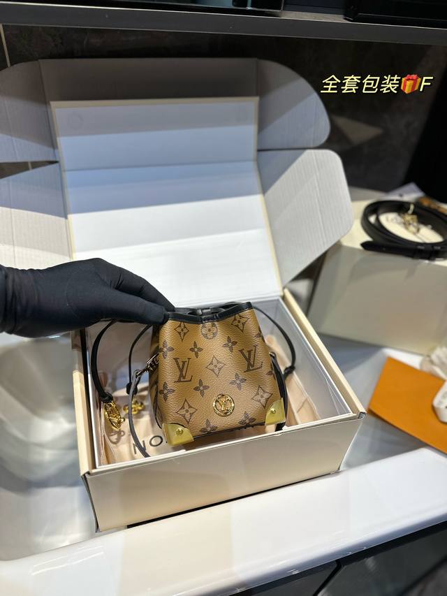 折叠飞机礼盒 Size 12*11Cm Lv水桶 Noe Purse 小烧麦真的巨可爱 包包的容量还 两条肩带 一长一短 放不下大手机 肩带可以调节哦 但很好用