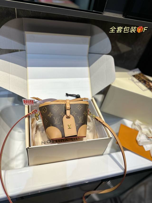 折叠飞机礼盒 Lv Noe Purse小烧卖 让人不法抗拒的精致小包 这几年可谓是小包当道不过说到小包 就不得不提被欧阳娜娜徒手带火的lv小烧卖o 沿不说别的