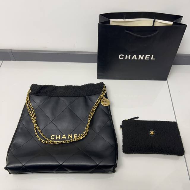 Chanel 千呼万唤的牛皮系列 今年火遍全网的垃圾袋 不多说啦直接上现货 搜索 小香家 垃圾袋 尺寸35厘米