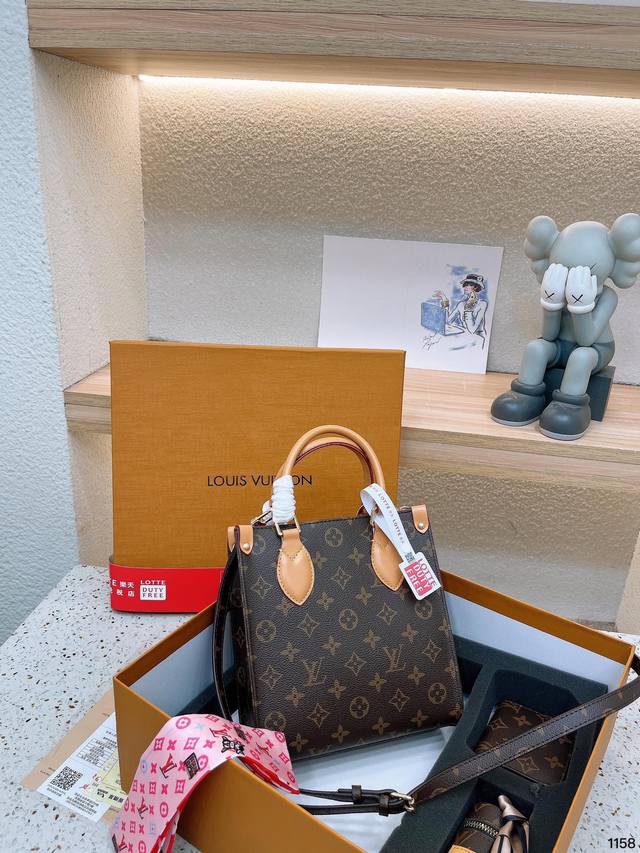 套盒 Lv Sac Plat 新款琴谱包 该款手提公事包是一款可以轻易放入文件的纵长 型包包 它设有一个敞开式内口袋,一个手机专用袋 D型环尺寸 22.22Cm