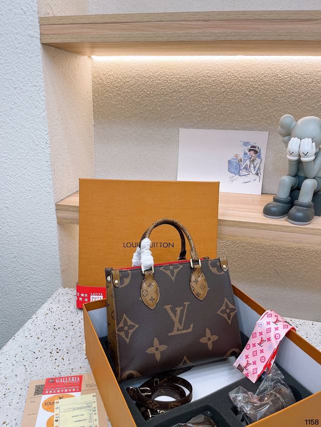 套盒 礼盒 原单品质 Lv A B面原料 Onthego妈咪袋 性价比之王这是一款超赞的包型 灵感来自于恶搞lv的街头品牌 曾经的曾经 Louis Vll Li