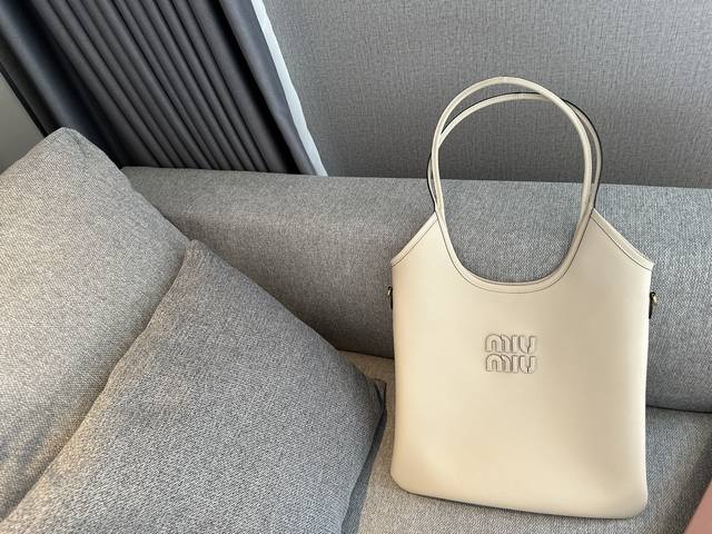 配全套包装 Size 35*32Cm Miumiu新款托特tote 今年的风刮的太猛了 老多爆款了 这款的版型也太好看了吧 三个常规色:白色 黑色 棕色