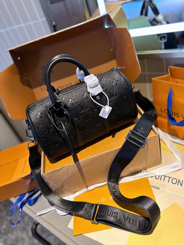 牛皮 折叠礼盒包装 Lv Keepall Xs 秀款 枕头包 很燃 这款retiro 手袋以标志性 经典永恒 优雅低调的外形设计和宽敞的包身更加入了实用性 尺寸