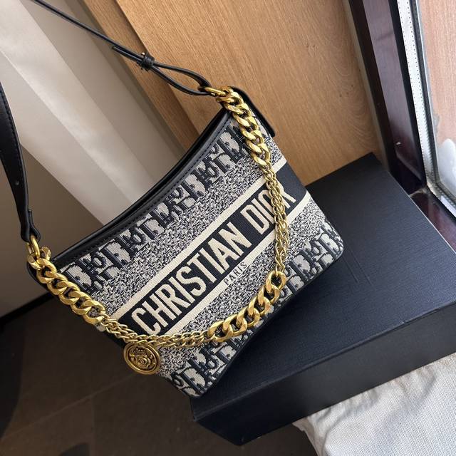 礼盒包装 Lv Ysl Dior中古 流浪包 单肩斜挎款 这款包真的很简单 越看越好看 容量非常感人 轻松装纳日常随身物品 这只包真的要安利大家 简直是搭配神器