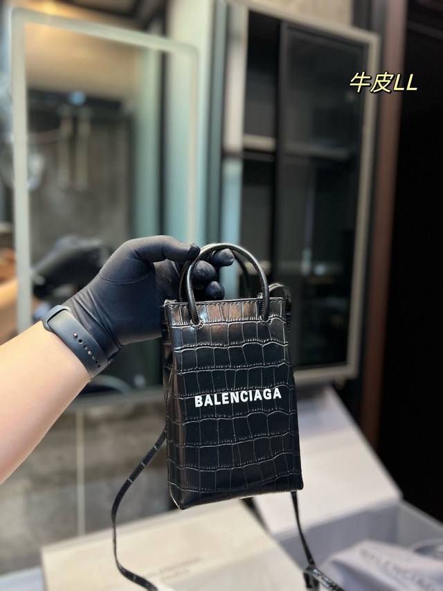 Balenciaga 巴黎世家 迷你 托特包 专柜限量上市 娱乐周刊主推款 超正点黑白 原版里布 高端时尚 潮爆全球潮范儿们跟上脚步吧 喜欢的抓紧自留啦 男女通