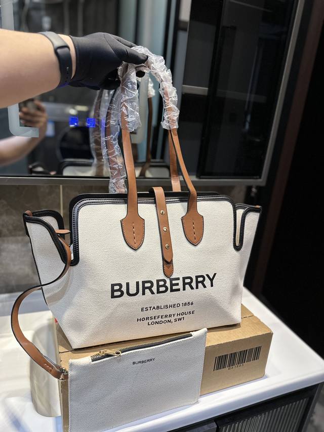 巴宝莉 Burberry 经典气质大牌购物袋 这款真的是太经典啦 你们千呼万唤的款 怎么背都好看 质量超b 进口布料 Pk专柜品质 美妞必留款 趁着现货 抓紧留