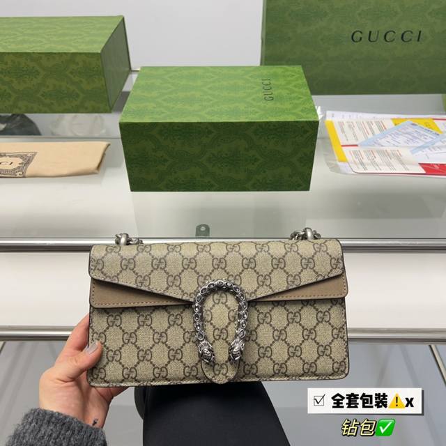 全套包装 Gucci 钻扣酒神包 真香最近心心念念的gucci酒神 新款get简直不要太好看 新的虎头logobling Bling的简直不要太美 因为小姐妹在