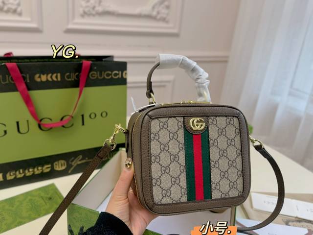 小号 配盒 Size:17 16 Gucci 古驰ophidia 手提盒子包 这款ophidia系列手提包造型挺括 配有可拆卸肩带 可斜挎可肩背 灵活演绎多变造