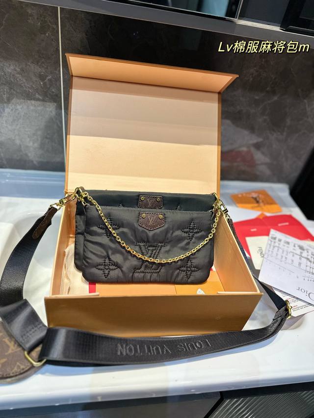 礼盒包装 原版高品质 Lv 秋冬新品 三合一 系列 麻将包 棉服包 高配版 柔软的绸缎刺绣+纯钢五金一包四用 可当钥匙包 小容量零钱包 大容量麻将包 编织肩带还