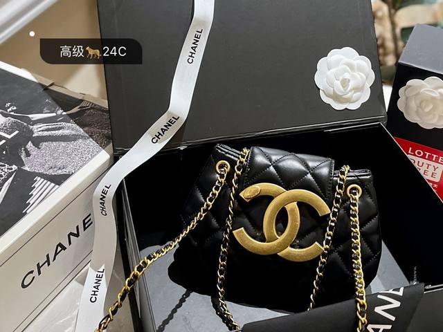 折叠礼盒 官网飞机箱 Chanel 香奈儿 24C早春马鞍包来啦 24C早春马鞍包 复古金属大1Ogo 复古感满满 延续了经典的菱格小羊皮 尺寸 18Cm