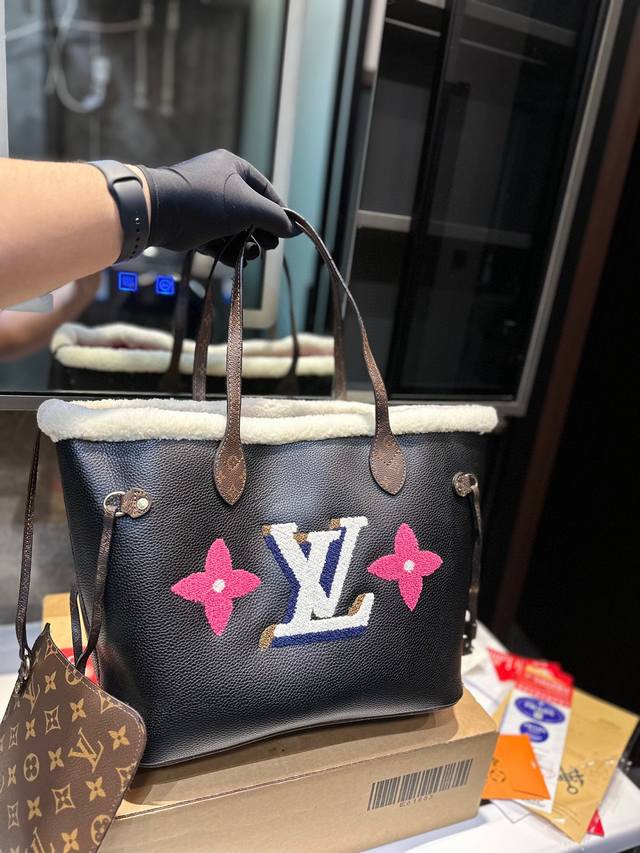 Lv Neverfull购物袋之前一直get不到经典款nf包的美 Lv最经典的包款可以说是iv最最经典的包包以及很多红薯宝宝们人生第一只奢侈品包 第一只iv包首