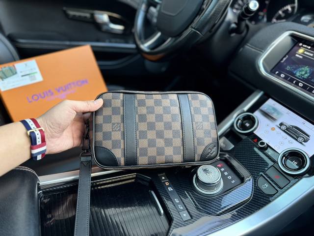 高端货 新款 Louis Vuitton 手拿包 Louis Vuitton 路易威登 Kasai 可拆卸腕带拉链开合格纹 石墨帆布拼牛皮 手拿包 男款 棕色格