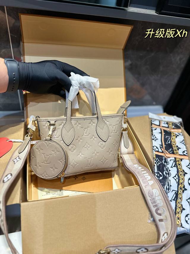 折叠飞机礼盒 实用通勤又百搭 上班族必备的neverfull居然出新尺寸了 这回 Louis Vuitton 将它缩小重新诠释或许成为八月最有潜力的it Bag