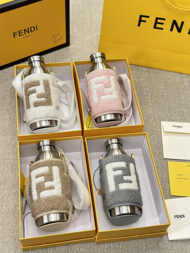 Fendi 羊羔毛水壶 #好物推荐 Fendi 小水壶 多喝水秘籍有了它我能多喝 两杯水一眼爱的小水壶 搭配羊羔毛外套 绝了 最主要还能假装是个包 保温效果很不