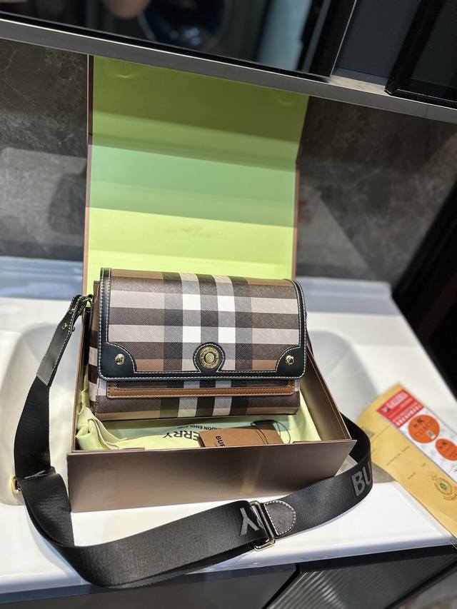 Burberry 新品邮差包 随心搭配 T尺寸24*17.5Cm