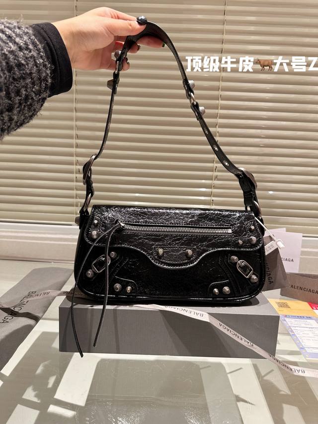 顶级原单 纯牛皮 Balenciag Spring 24 Le Cagole 系列 又出新单品新款sling Bag 来啦 法棍包型 超级实用的一款 容量实打实