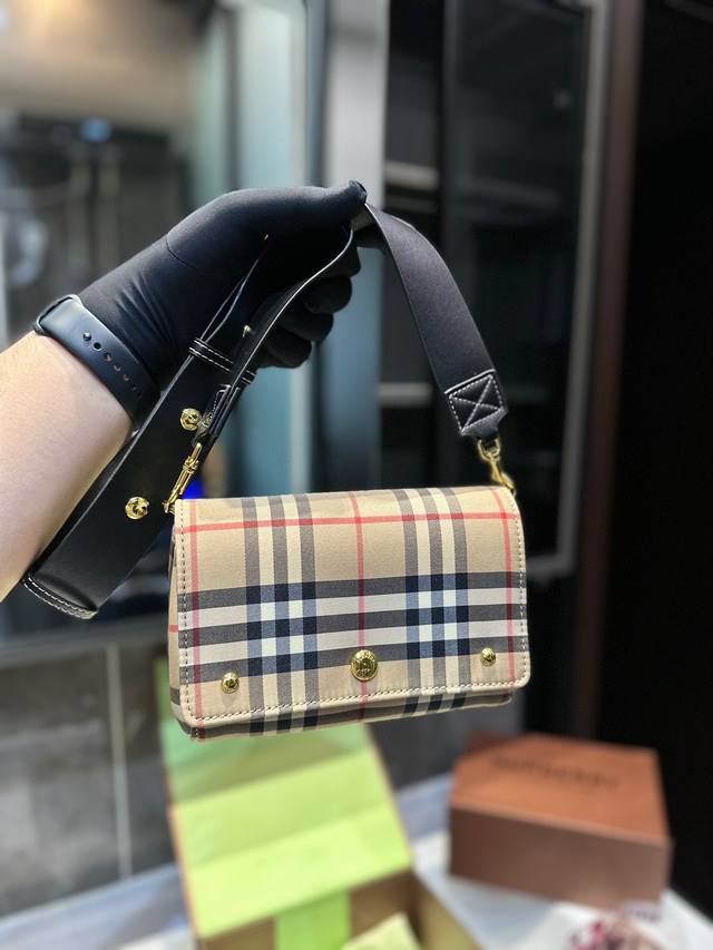 礼盒包装 Burberry 原单货 巴宝莉专柜最新款单肩斜挎包实用耐久的亚麻布采特殊亚麻材质搭配牛皮四季必备 单肩斜挎背两用款 T尺寸 18