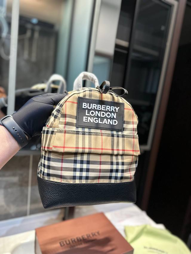 Burberry 双肩背包 #巴宝莉双肩包# Burberry究竟rucksack背包怎么来设计灵感源自品牌20世纪初的经典军装造型 希望轻量 柔软又多个拉链设