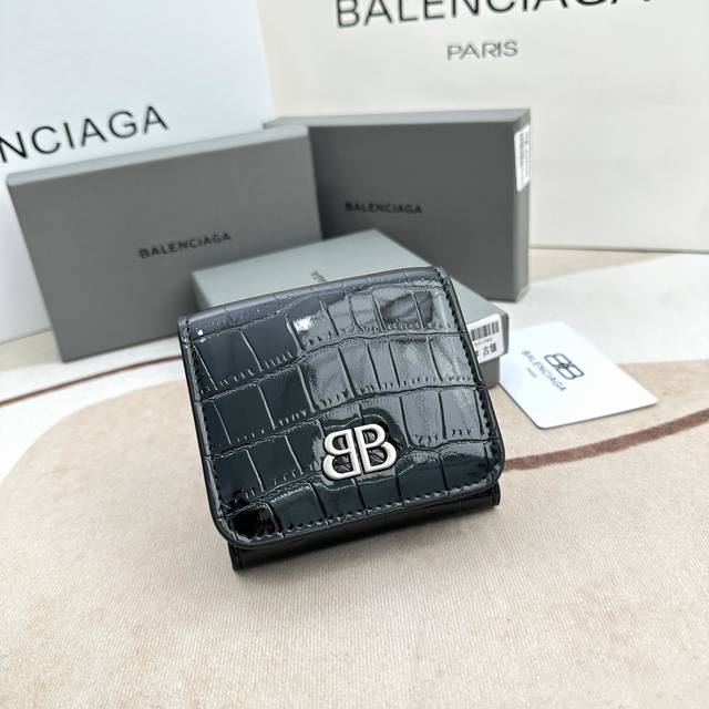 Balenciaga闪亮鳄鱼纹压花牛皮革迷你钱包 平行形状翻盖 正面黑色亚光双b字母标识 1个搭扣钞票隔层 3个名片和信用卡槽 1个搭扣零钱包柔润羊皮革内层 尺