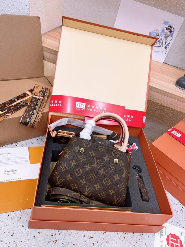 新版套盒 Lv蒙田bb 礼盒包装 Louisvuitton 专柜同步 引领时尚潮流 细致纹理清晰 原版五金件用不掉色 原版pvc配头层牛皮细致出品手工非常精细