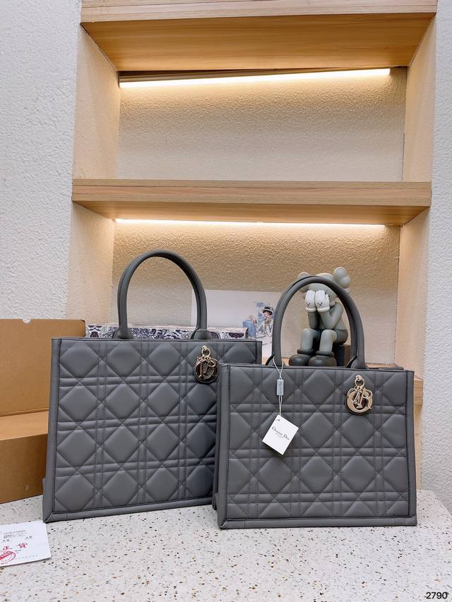 无礼盒 Dior Tote 包购物袋 这款book Tote 手袋由 Dior 女装创意总监玛丽亚茜娅蔻 丽 Maria Grazia Chiuri 设计 是体