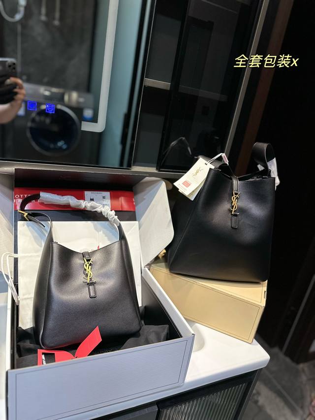 折叠飞机礼盒 Ysl Hobo腋下 水桶包 Ysi家当之无愧的入门经典款 超级耐燥这个皮质真的是我最爱的皮质之一不怕刮牛皮的纹理也有质感 相比金链我更喜欢链非常