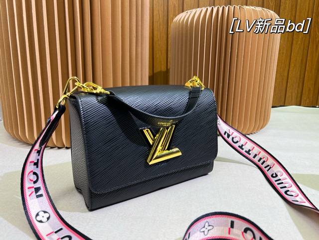 密封折叠礼盒包装 Lv Twist手袋 Twist手袋 水波纹造就聚焦设计 翻盖的超值 明快活泼 自由滑动 无论肩背斜挎或日夜场合 随心而变 外型小巧 别致的弧