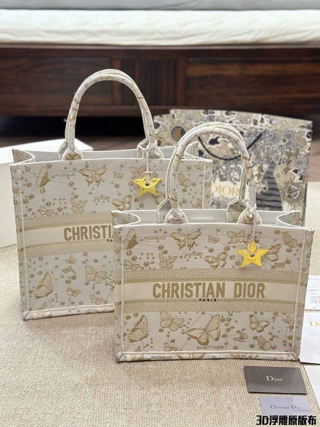 原版提花 Dior Book Tote 是由 Christian Dior艺术总监 Maria Grazia Chiuri签名的原创作品 现已成为品牌的经典之作