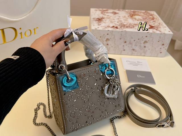 折叠盒 Size:17 14 Lady Dior 迪奥三格水钻绸缎戴妃手提包 优雅的光泽感极具女人味 丝绸镶钻自带高级名媛感 低调闪耀 超级洋气 自带氛围感 时