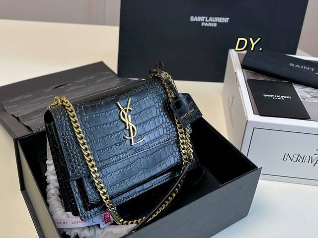 飞机盒折叠盒 Size:22 16 Ysl 圣罗兰sunset日落包链条包 翻盖肩背包 饰以金属logo标志 磁扣开设计 配有钥匙圈搭扣 约会出游通勤 彰显优雅