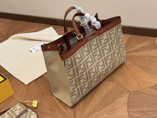 原版定制 尺寸 41*29Cm 芬迪 Fendi Peekabo 购物袋 经典的tote造型 但是这款最大的特点 手提腋下