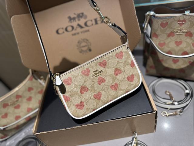 礼盒包装 24年1月情人节新品 Coach 新品 Teri腋下包 Coach蔻驰 隆重回归的香布雷系列 结合了 Teri腋下包 奢华细腻的面料搭配时尚雅致的te