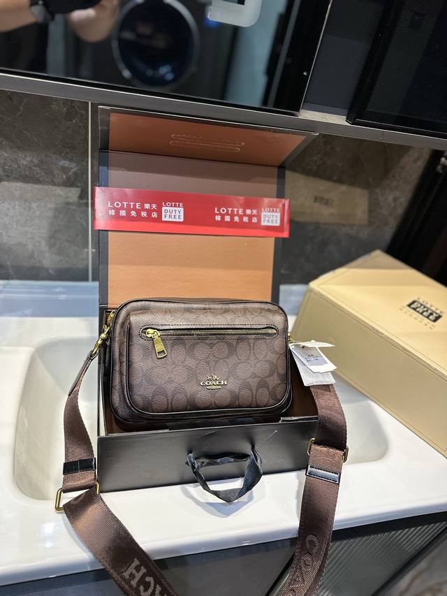 牛皮版本 礼盒包装 Coach 新品 相机包 Coach蔻驰 更加活力和年轻自信 百搭休闲不过时 可腋下可以斜挎 又非常实用 Y尺寸25Cm