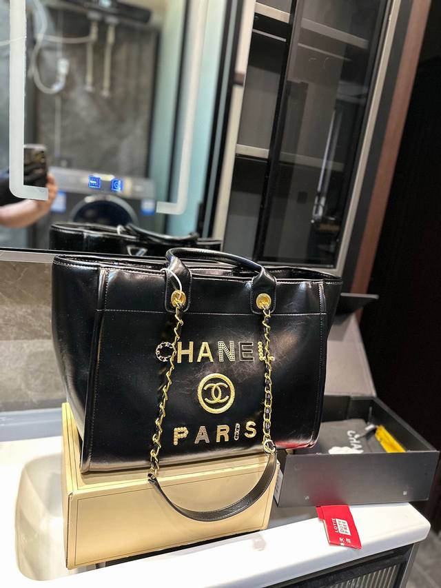 Chanel 新款香奈儿沙滩包购物袋 Chanel沙滩包每年都会出新的款 跟老款不同的logo装饰更加高端大气 容量超级可妈咪包 简约休闲的设计深受欢迎 而且容