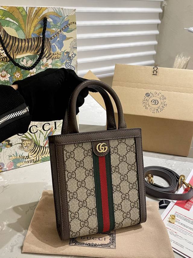 原单牛皮 折叠礼盒 官网飞机箱 Gucci 新款琴谱包 小tote 完全是新风格 超大容量 高级感满满 真的好好看 尺寸 15.20Cm