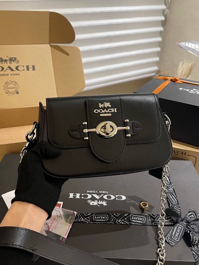 礼盒包装 Coach 新品 Brie 旋锁腋下包 Coach 复古小包来也 搭配金属腋下链条 精致感upup 单肩斜挎两用 实用性 四级好搭配 高质量包包心 尺