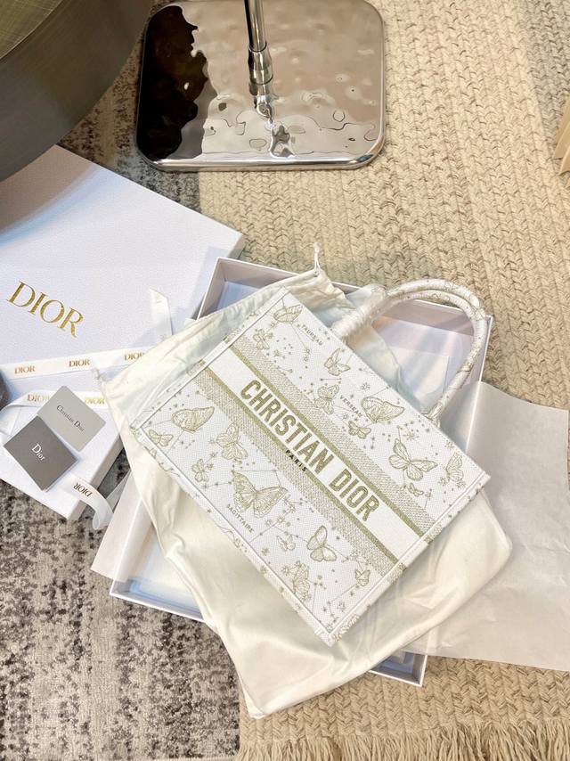 金色蝴蝶 原单刺绣 折叠礼盒 Dior 24圣诞限定金蝴蝶 圣诞季这一波真的稳赢 浪漫的蝴蝶刺绣 象征着自由和转变 高级的配色 精致的造型与细节设计 无不透露出