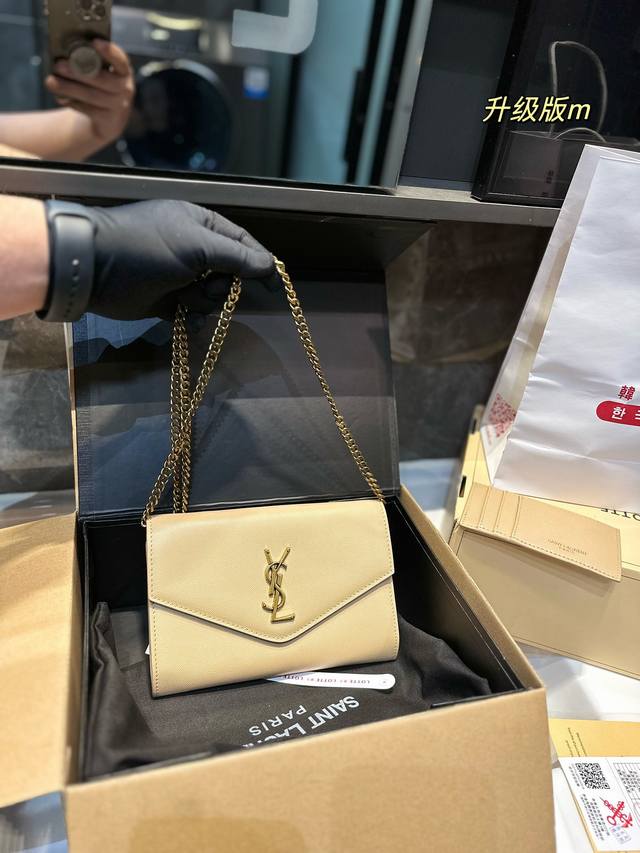 礼盒包装 圣罗兰ysl-信封包 专柜新品 明星款 据说上市不到一个月被抢空 超多博主推荐 保留了ysl一贯的摇滚精神 走的都市随性风 值得打call 要不要太酷